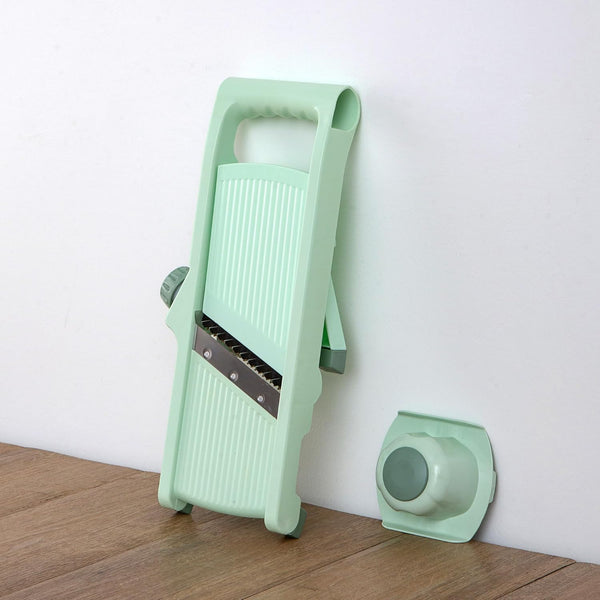 Mandoline de cuisine manuelle sur fond blanc