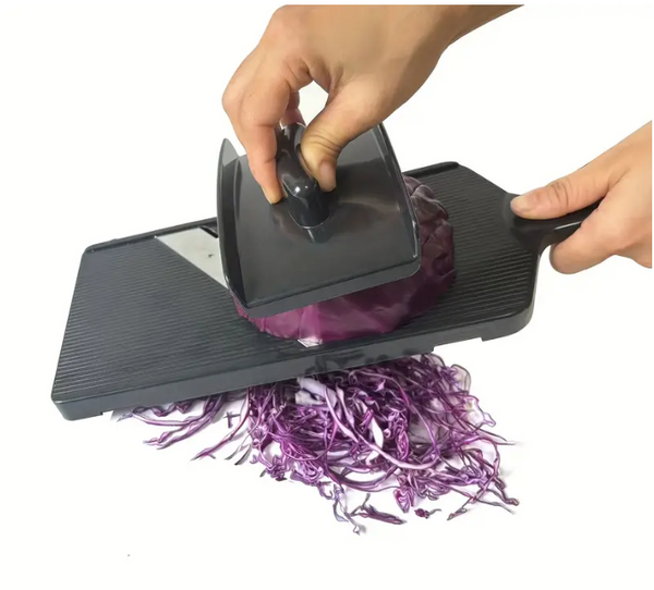 Mandoline noire coupant chou violet 